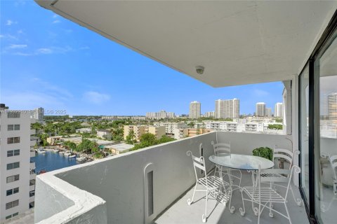 Condo in North Miami Beach, Florida, 2 bedrooms № 2152463 - photo 18
