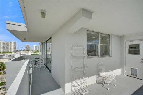 Condo in North Miami Beach, Florida, 2 bedrooms № 2152463 - photo 16