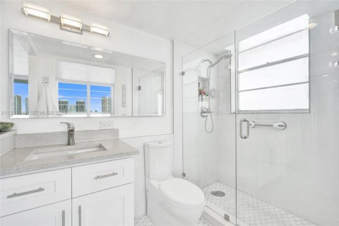 Condo in North Miami Beach, Florida, 2 bedrooms № 2152463 - photo 7