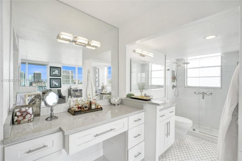 Condo in North Miami Beach, Florida, 2 bedrooms № 2152463 - photo 6