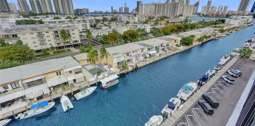 Condo in North Miami Beach, Florida, 2 bedrooms № 2152463