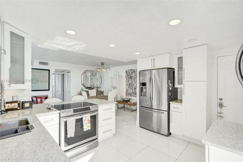 Condo in North Miami Beach, Florida, 2 bedrooms № 2152463 - photo 28