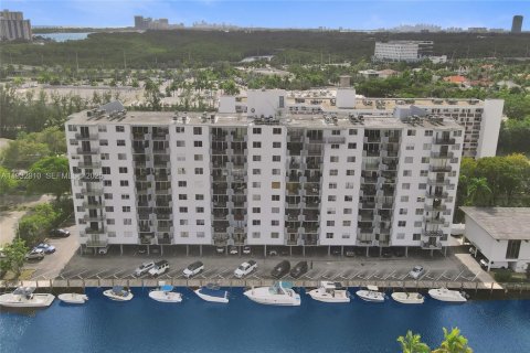Condo in North Miami Beach, Florida, 2 bedrooms № 2152463 - photo 30