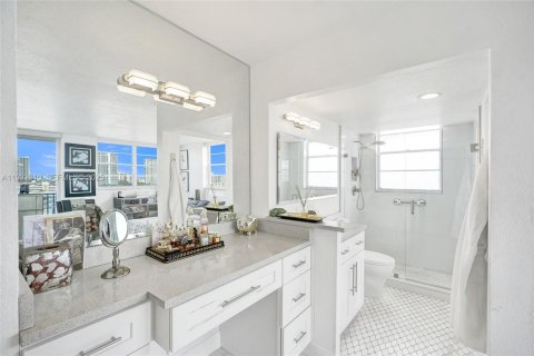 Condo in North Miami Beach, Florida, 2 bedrooms № 2152463 - photo 15