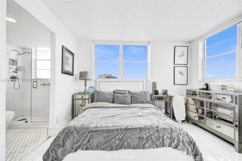 Condo in North Miami Beach, Florida, 2 bedrooms № 2152463 - photo 9