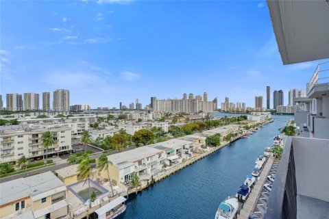 Condo in North Miami Beach, Florida, 2 bedrooms № 2152463 - photo 2