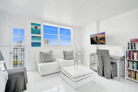 Condo in North Miami Beach, Florida, 2 bedrooms № 2152463 - photo 11