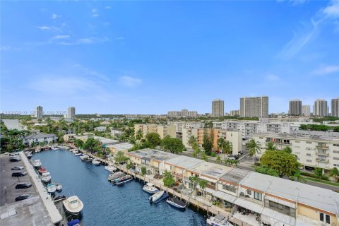 Condo in North Miami Beach, Florida, 2 bedrooms № 2152463 - photo 4
