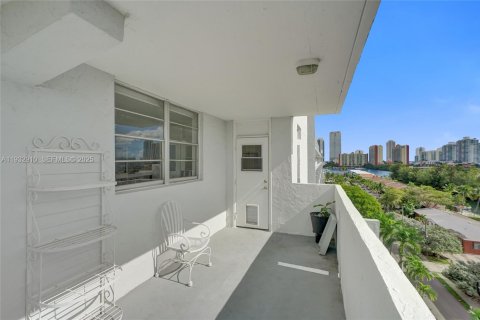 Condo in North Miami Beach, Florida, 2 bedrooms № 2152463 - photo 17