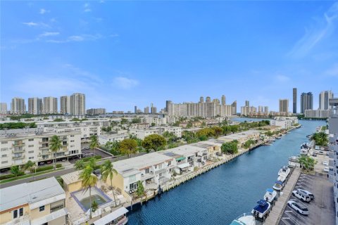 Condo in North Miami Beach, Florida, 2 bedrooms № 2152463 - photo 5