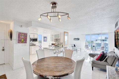 Condo in North Miami Beach, Florida, 2 bedrooms № 2152463 - photo 20