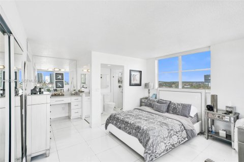 Condo in North Miami Beach, Florida, 2 bedrooms № 2152463 - photo 10