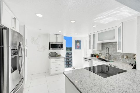 Condo in North Miami Beach, Florida, 2 bedrooms № 2152463 - photo 26