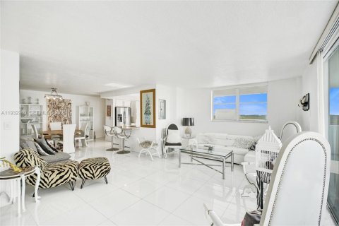 Condo in North Miami Beach, Florida, 2 bedrooms № 2152463 - photo 23