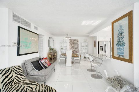 Condo in North Miami Beach, Florida, 2 bedrooms № 2152463 - photo 25