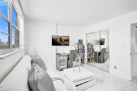 Condo in North Miami Beach, Florida, 2 bedrooms № 2152463 - photo 12