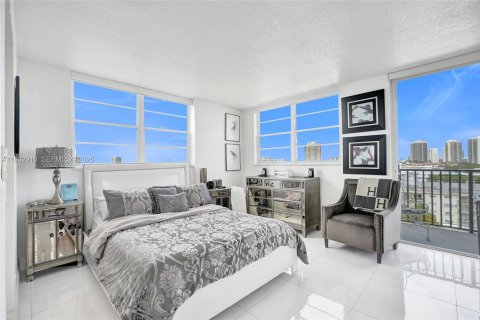 Condo in North Miami Beach, Florida, 2 bedrooms № 2152463 - photo 8