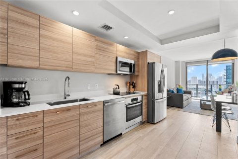 Condo in Miami, Florida, 1 bedroom № 2089332 - photo 2