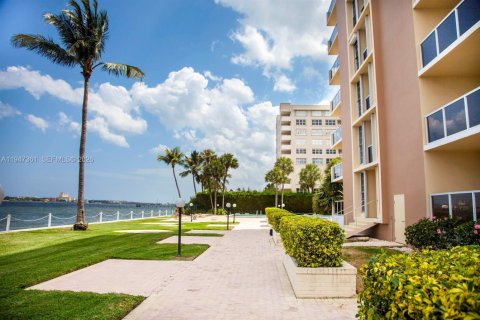 Condo in West Palm Beach, Florida, 1 bedroom  № 2003533 - photo 13