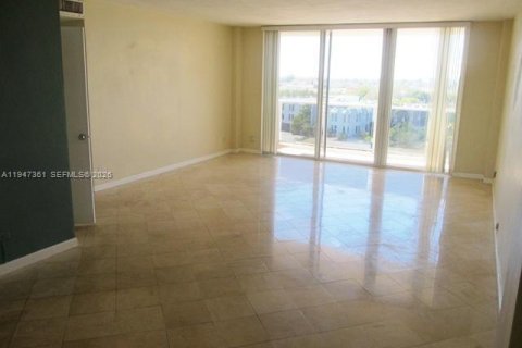 Condo in West Palm Beach, Florida, 1 bedroom  № 2003533 - photo 2