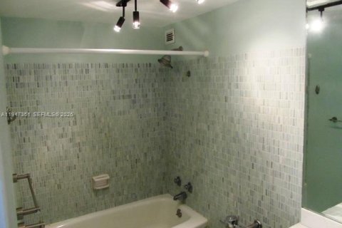 Condo in West Palm Beach, Florida, 1 bedroom  № 2003533 - photo 9