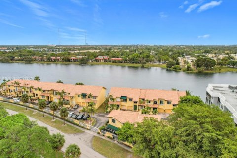 Townhouse in Miami, Florida 3 bedrooms, 195.65 sq.m. № 2068847 - photo 3