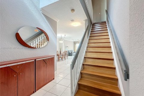 Townhouse in Miami, Florida 3 bedrooms, 195.65 sq.m. № 2068847 - photo 4