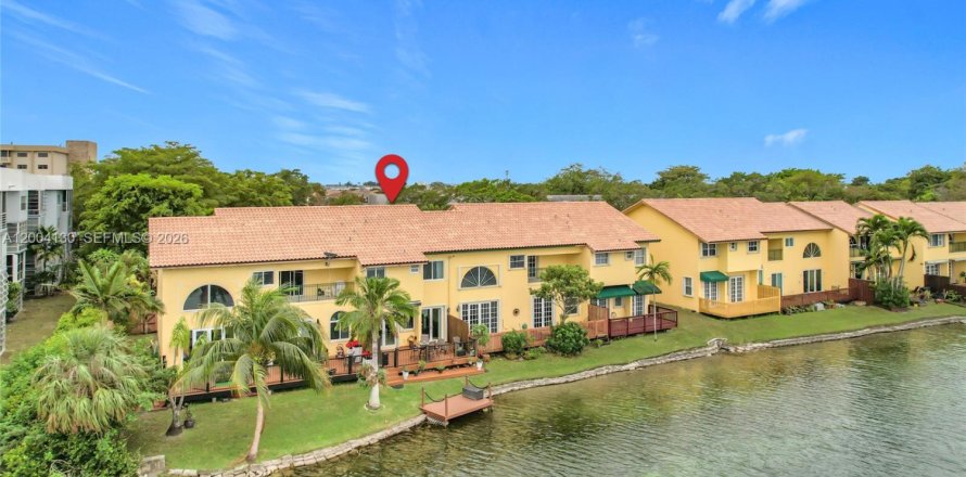 Townhouse in Miami, Florida 3 bedrooms, 195.65 sq.m. № 2068847