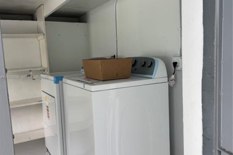 Villa ou maison à louer à Hialeah, Floride: 3 chambres, 179.21 m2 № 1987275 - photo 30