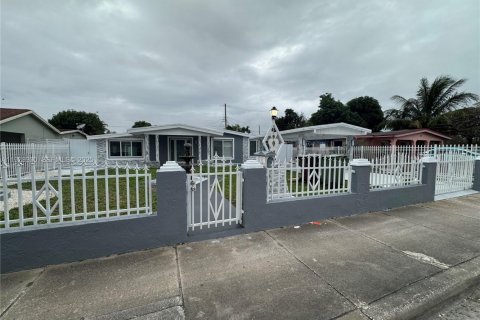 Villa ou maison à louer à Hialeah, Floride: 3 chambres, 179.21 m2 № 1987275 - photo 1