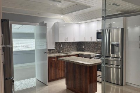 Villa ou maison à louer à Hialeah, Floride: 3 chambres, 179.21 m2 № 1987275 - photo 4