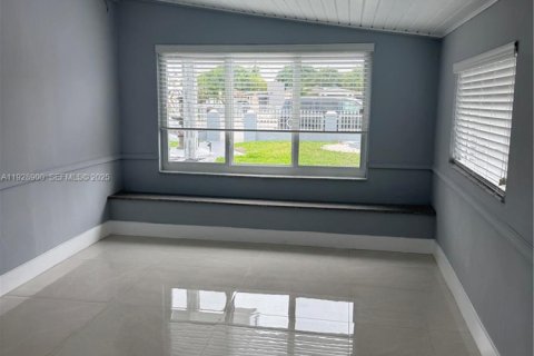 Villa ou maison à louer à Hialeah, Floride: 3 chambres, 179.21 m2 № 1987275 - photo 11