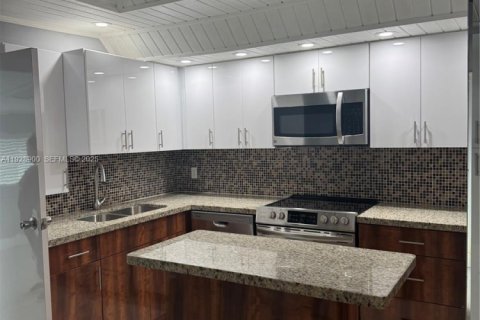 Villa ou maison à louer à Hialeah, Floride: 3 chambres, 179.21 m2 № 1987275 - photo 5