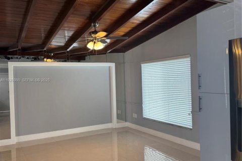 Villa ou maison à louer à Hialeah, Floride: 3 chambres, 179.21 m2 № 1987275 - photo 10