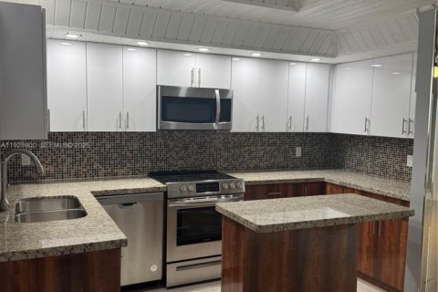 Villa ou maison à louer à Hialeah, Floride: 3 chambres, 179.21 m2 № 1987275 - photo 8