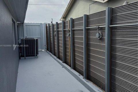 Villa ou maison à louer à Hialeah, Floride: 3 chambres, 179.21 m2 № 1987275 - photo 24