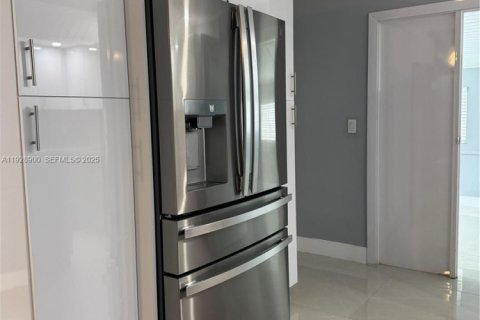 Villa ou maison à louer à Hialeah, Floride: 3 chambres, 179.21 m2 № 1987275 - photo 7