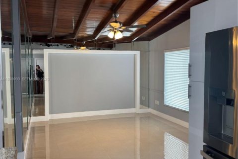 Villa ou maison à louer à Hialeah, Floride: 3 chambres, 179.21 m2 № 1987275 - photo 9