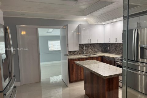 Villa ou maison à louer à Hialeah, Floride: 3 chambres, 179.21 m2 № 1987275 - photo 6