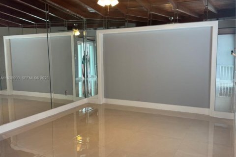 Villa ou maison à louer à Hialeah, Floride: 3 chambres, 179.21 m2 № 1987275 - photo 3