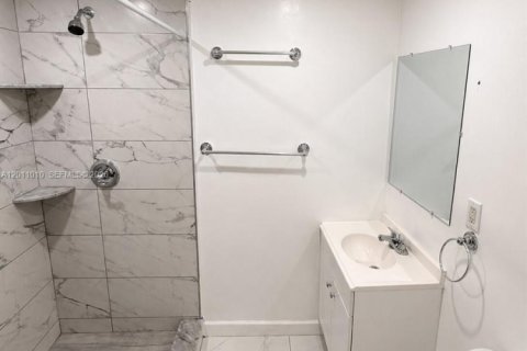 Commercial property in Miami Gardens, Florida 1 bedroom, 134.89 sq.m. № 2073674 - photo 4