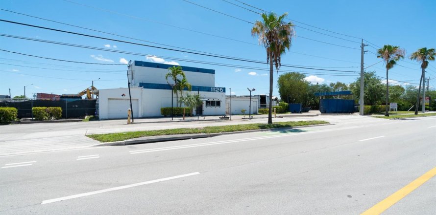 Commercial property in Pompano Beach, Florida № 2187308