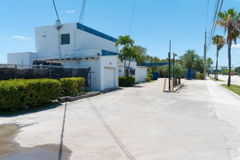 Commercial property in Pompano Beach, Florida № 2187308 - photo 10