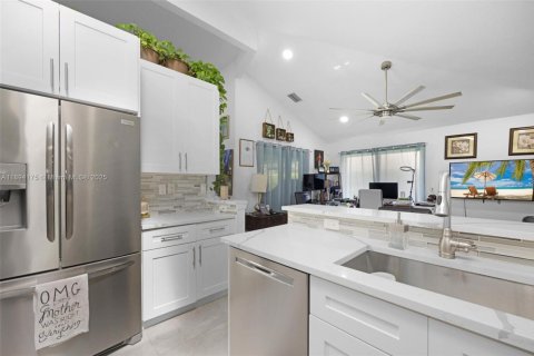 House in Coral Springs, Florida 3 bedrooms, 166.02 sq.m. № 1953265 - photo 2