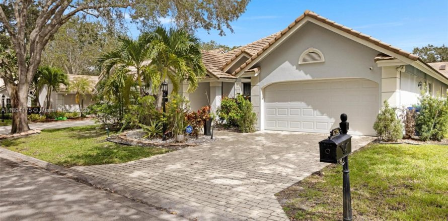 House in Coral Springs, Florida 3 bedrooms, 166.02 sq.m. № 1953265