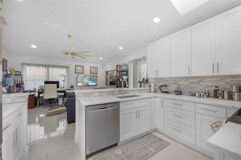 House in Coral Springs, Florida 3 bedrooms, 166.02 sq.m. № 1953265 - photo 6