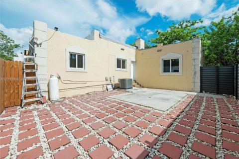 House in North Miami, Florida 2 bedrooms, 125.7 sq.m. № 2075370 - photo 20
