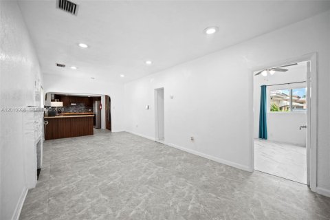 House in North Miami, Florida 2 bedrooms, 125.7 sq.m. № 2075370 - photo 7