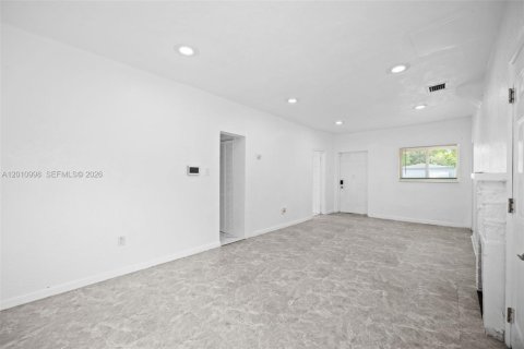 House in North Miami, Florida 2 bedrooms, 125.7 sq.m. № 2075370 - photo 8