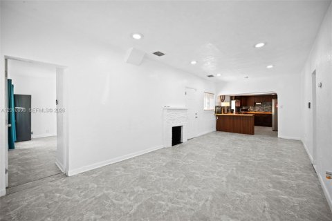 House in North Miami, Florida 2 bedrooms, 125.7 sq.m. № 2075370 - photo 3
